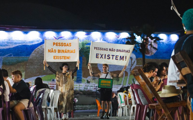 10- Ayume Andrade e Bárbara Banida em _Pessoas não-binárias existem!_, no Centro Dragão do Mar de Arte e Cultura. Fotografia de Mateus Falcão, 2023.jpg