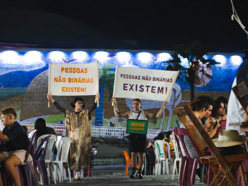 10- Ayume Andrade e Bárbara Banida em _Pessoas não-binárias existem!_, no Centro Dragão do Mar de Arte e Cultura. Fotografia de Mateus Falcão, 2023.jpg